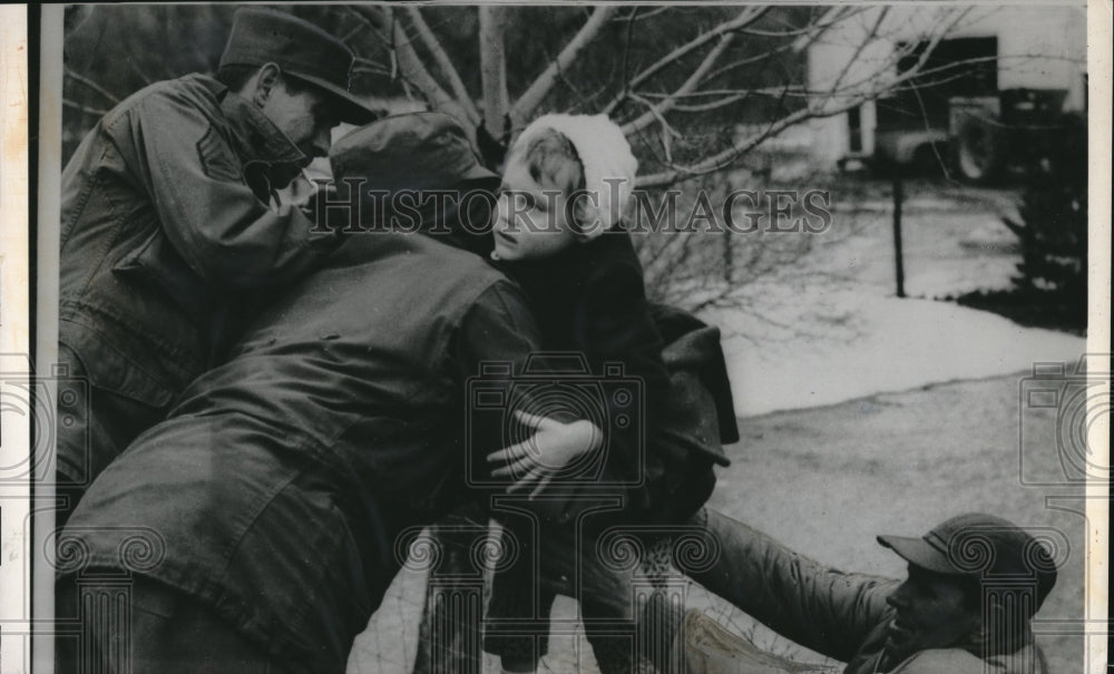 1960 Press Photo Joni Vencil &amp; Her Family Rescued From Flood Waters-Historic Images