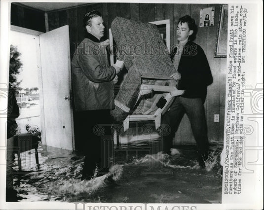Sacramento, Cal. Mark Chase, Floyd Pratt in floodwaters - Historic Images