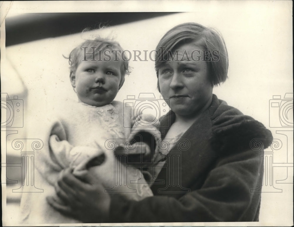 1925 Rose Farley &amp; Her Baby Sister Arriving in New York Via SS Cedri - Historic Images