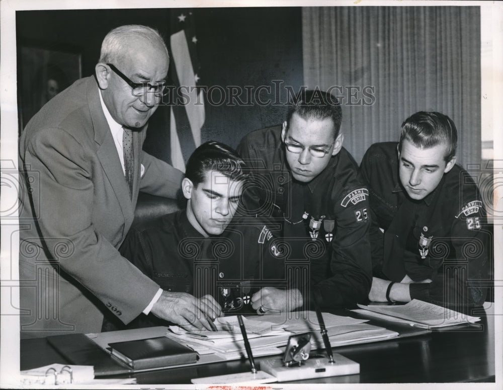 1960 Press Photo Mayor Augustine with Roger Powell James Demo and Robert Earrick - Historic Images