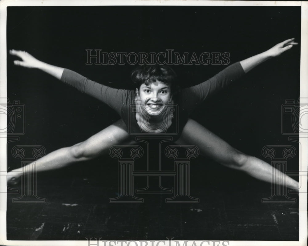 1957 Press Photo Muriel Davis at gymnastics in Indianapolis, Ind. - Historic Images