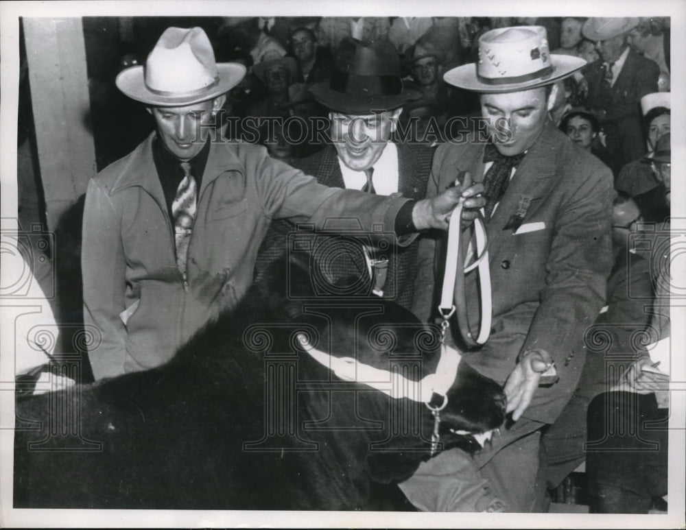 1955 Press Photo Kansas City, Mo KEn Eitel &amp; Grand champion steer Eitel Mere II - Historic Images