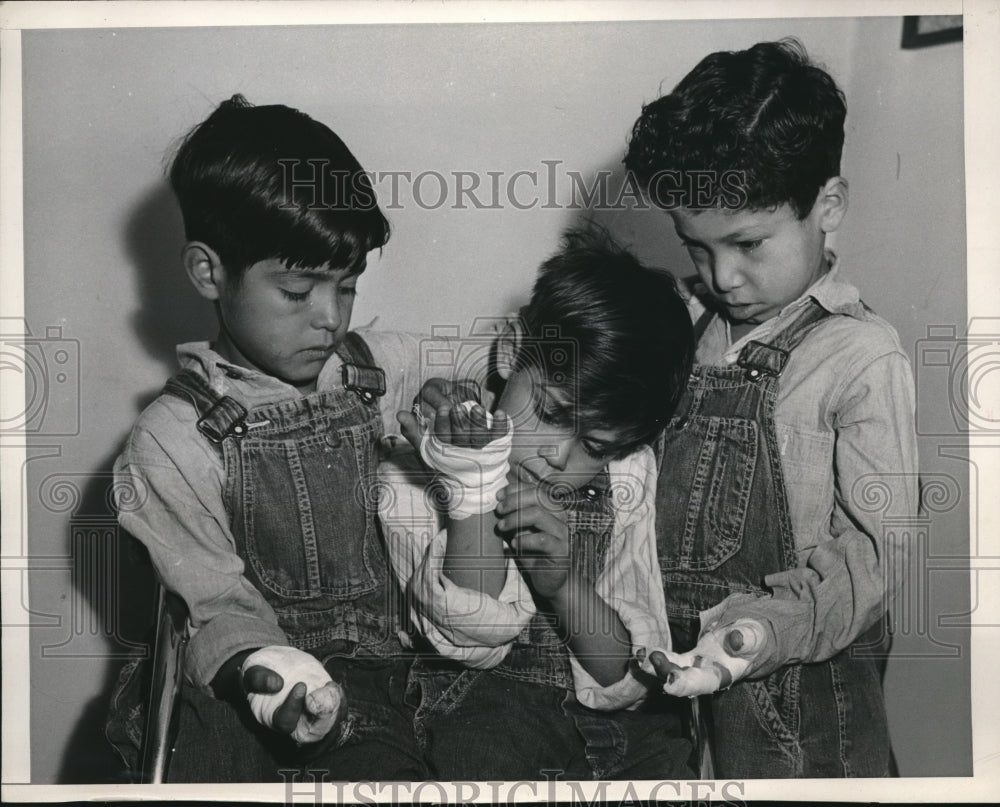 1946 Press Photo John Esparza, Paul Esparza, James Sabedra - Historic Images