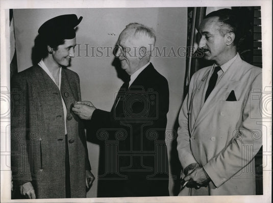 1944 Press Photo Red Cross Chair Norman Davis Presents Nursing Scholarship Pin - Historic Images