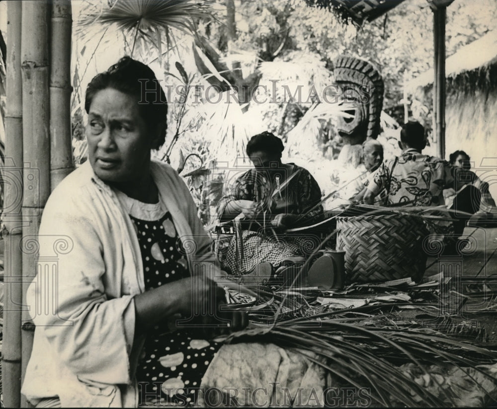 1956 Press Photo Several Hawaiian Samoan Women Seated Under A Thatched Roof-Historic Images