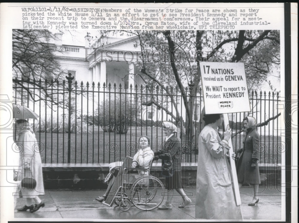 1962 Press Photo Members of Womens Strike for Peace in front of the White House - Historic Images