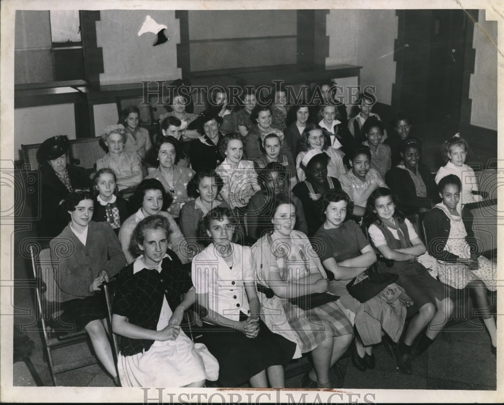 1943 Press Photo View Of Victory Leaders At Public Hall-Historic Images