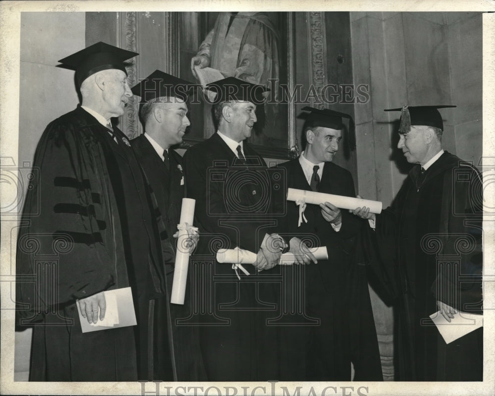 1943 Press Photo Award winners at the Maria Moors Carot Prizes presentation - Historic Images