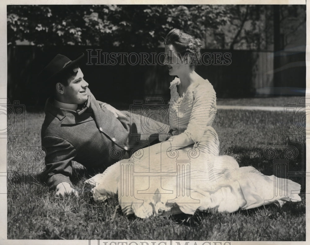 1937 Press Photo Edward McLaughlin and Anna Beyer at a park - Historic Images