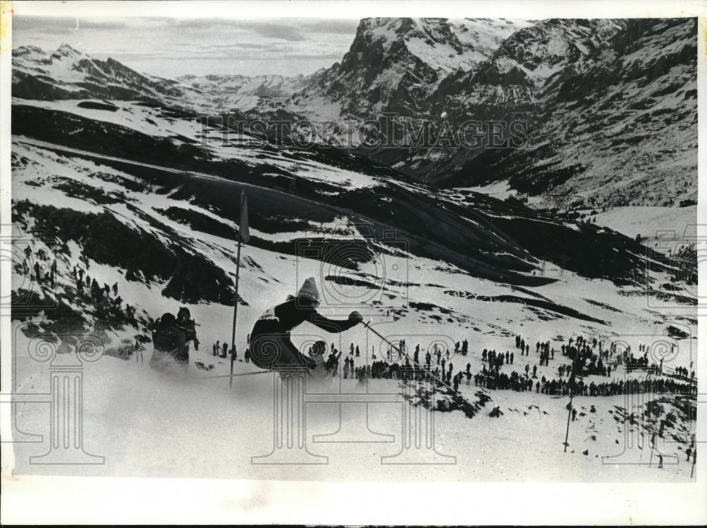 1973 Press Photo Skier Paying Attention To Details At The Alpine Ski Resort - Historic Images