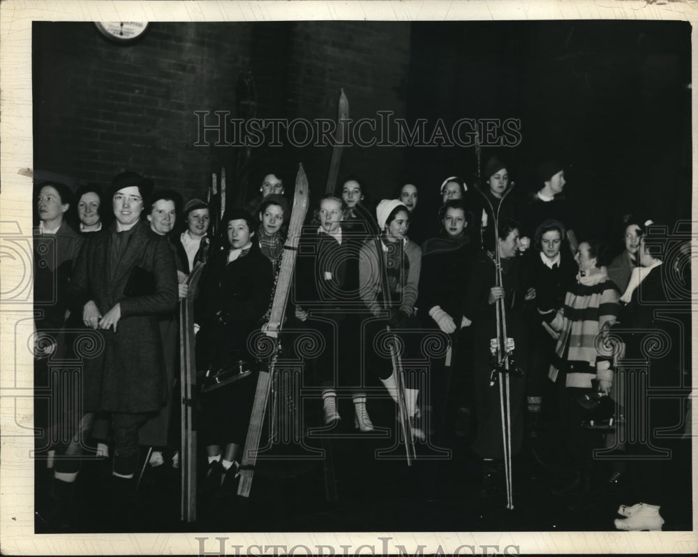 1936 Press Photo Disappointed Skiers At Erie R.R. Station - Historic Images