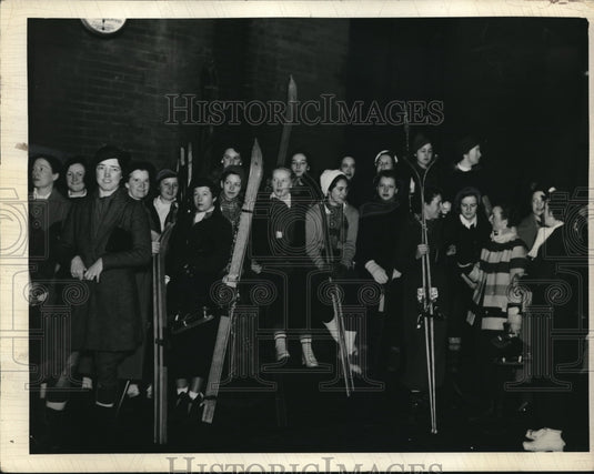 1936 Press Photo Disappointed Skiers At Erie R.R. Station - Historic Images