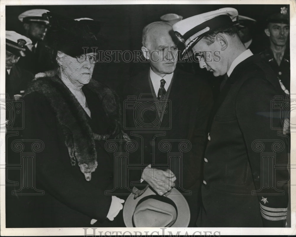 1942 Press Photo Commander Bruce McCandless,Daniel Callaghan,Mrs. J.L. Raby - Historic Images