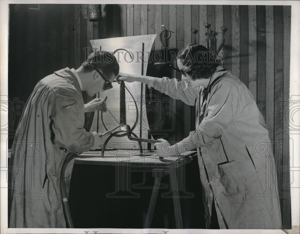 1940 Press Photo Metal artist George Mason and Audrey Crowl welding a andiron - Historic Images