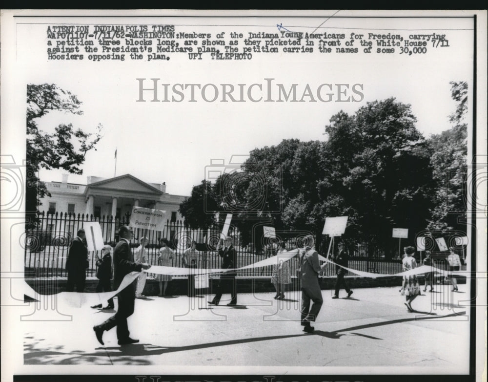 1962 Press Photo Ind. Young Americans demonstration at White House vs medicare - Historic Images