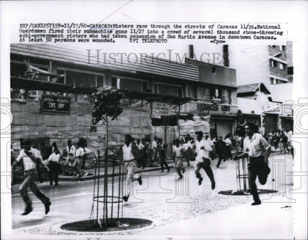 1960 Press Photo Caracas, Venezuela, Natl Guard shoot at rioters-Historic Images