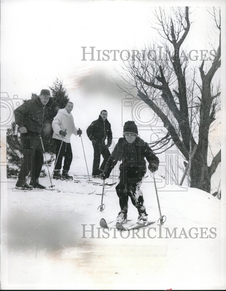 1960 Press Photo People skiing - Historic Images