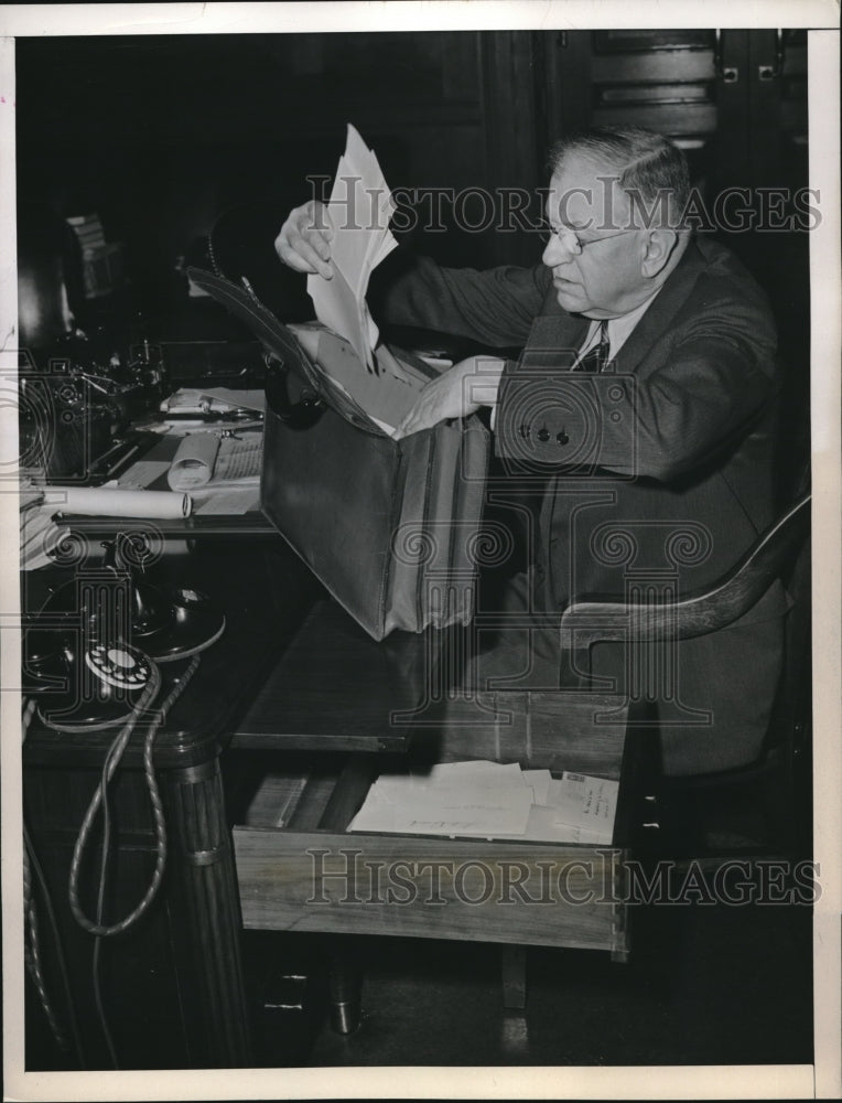 1946 Press Photo Ex-Secretary Harold L. Ickes cleaning out filing cabinets, desk-Historic Images