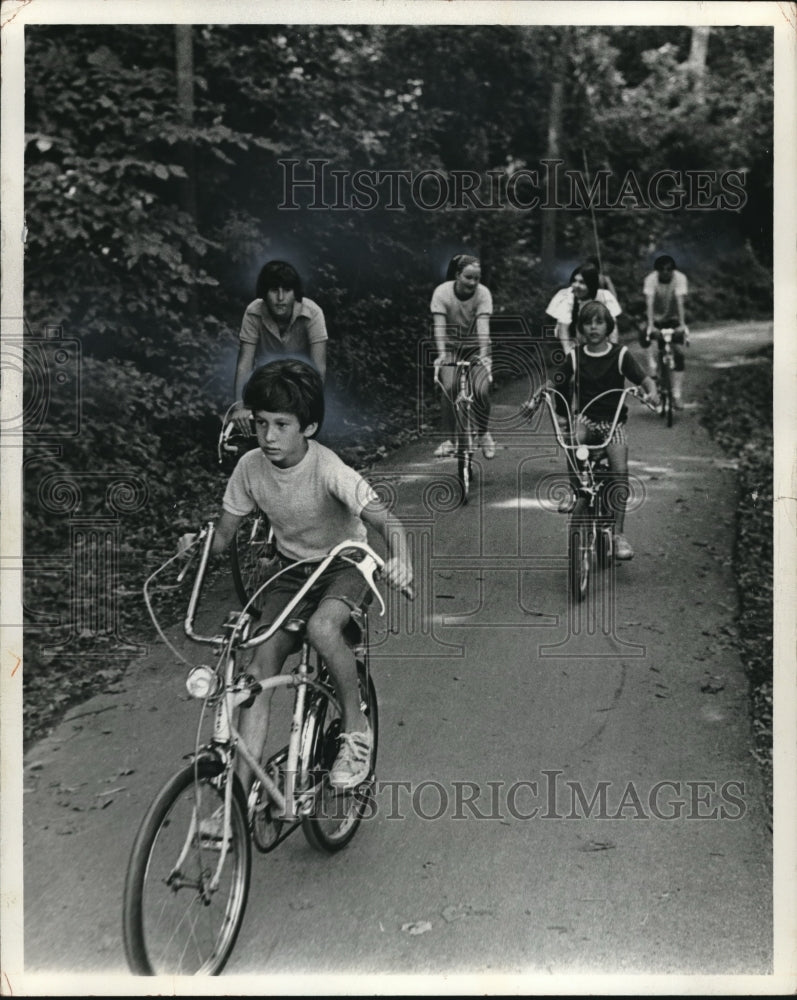 1976 Press Photo Young People on Cleveland Metropark Bike Trails - Historic Images