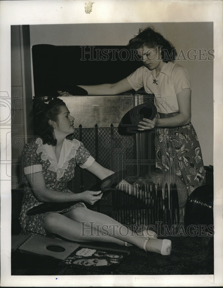 1941 Press Photo Baltimore, Md Mrs J Meshejian &amp; sister Agnes Zentz at their hom - Historic Images