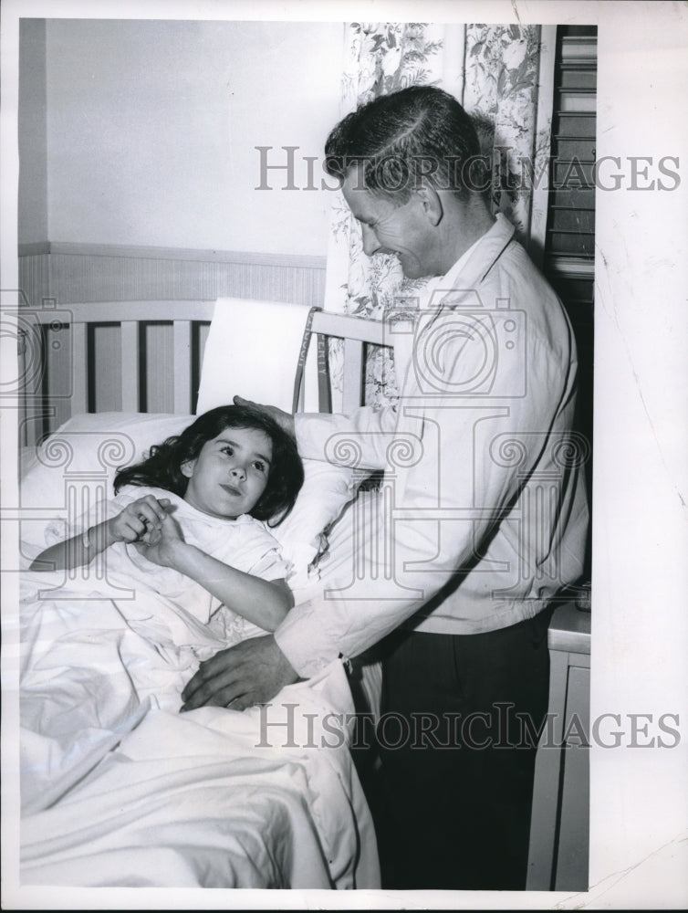 1962 Press Photo Marilyn Ann Massey &amp; dad Sam at Community Hospital - Historic Images