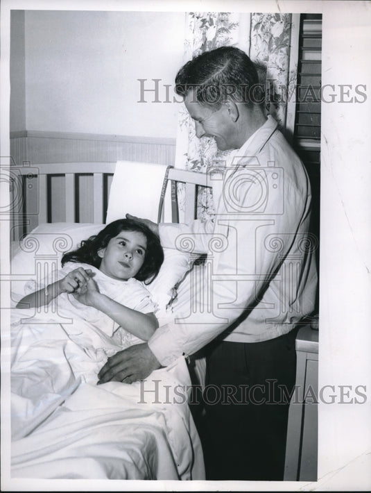 1962 Press Photo Marilyn Ann Massey & dad Sam at Community Hospital - Historic Images