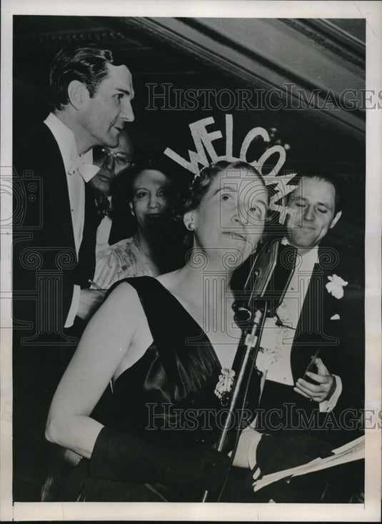 1937 Mrs MacMullen at Phila.Pa Head dress ball, G Anders,M Bartlet - Historic Images
