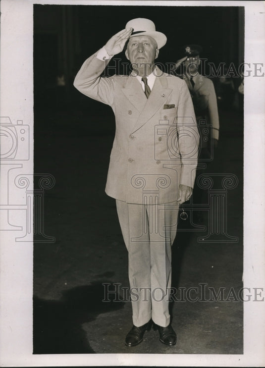 1937 Press Photo MAjor General Hugh Drum Salutes Guard Of Honor At Base - Historic Images