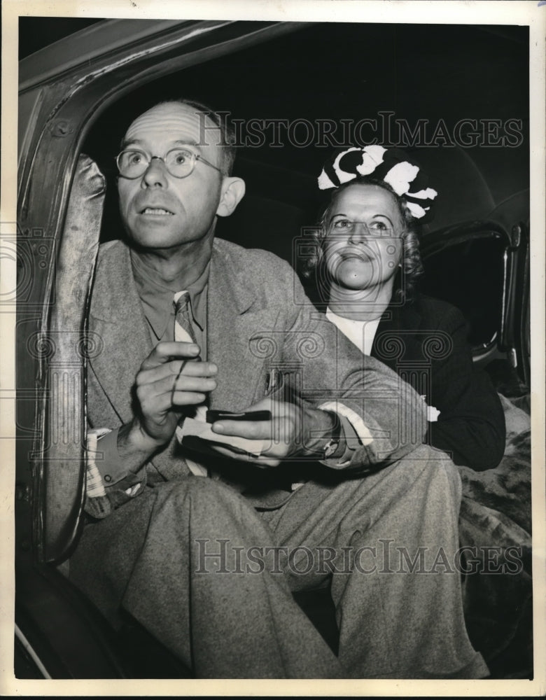 1942 Press Photo Mr and Mrs Donald Monroe leave Gripsholm pier, NJ - Historic Images