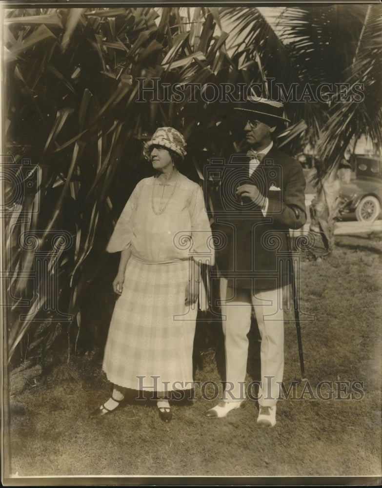 1923 Press Photo Mr Bruce Edwards and his wife enjoying the holiday in Miami Fl - Historic Images