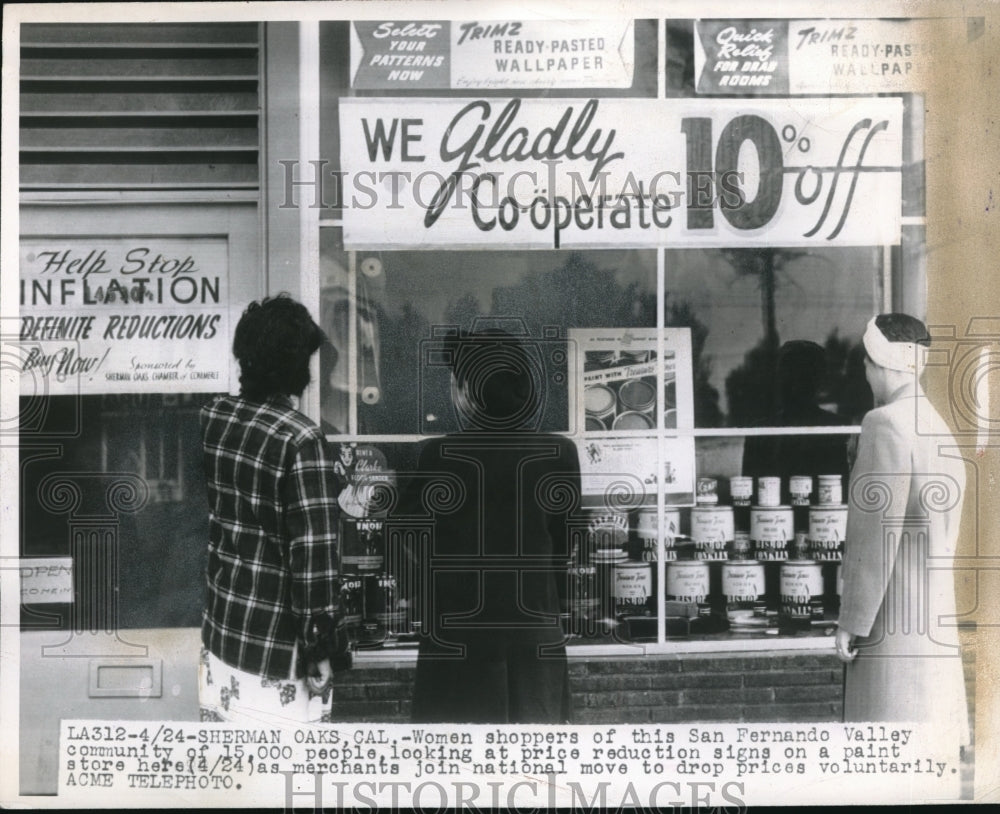 1946 Sherman Oaks, Calif. shoppers as Natl price drop occurs - Historic Images