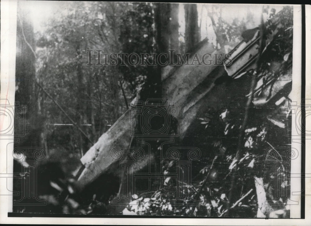 1962 Press Photo Fuselage of the Air France Boeing 707 lies in Point a Pitre - Historic Images