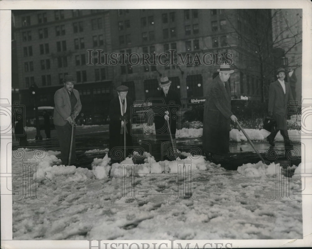 1940 Press Photo NYC snow shovelers removing snow near City Hall after storm-Historic Images