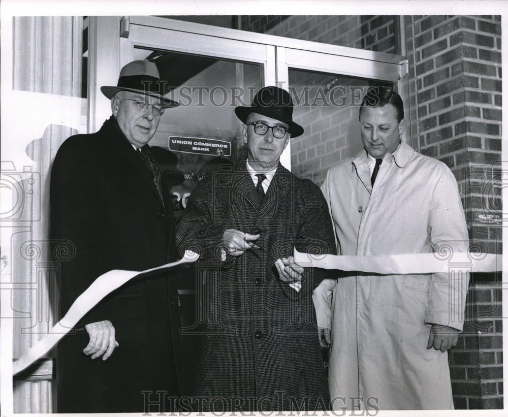 1962 Press Photo Paul Jones cutting ribbon at opening of Union Commerce Bank-Historic Images