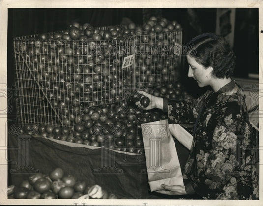 1936 Press Photo Mary March in New Philadelphia Bagging Apples - neb86564 - Historic Images