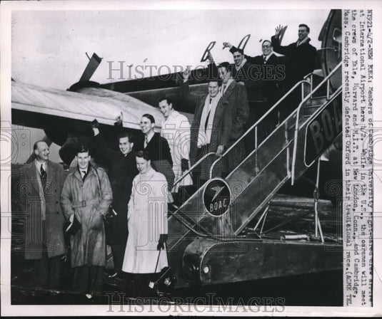 1951 Press Photo Member of Cambridge Univ. Oarsmen Crew at New York Airport - Historic Images