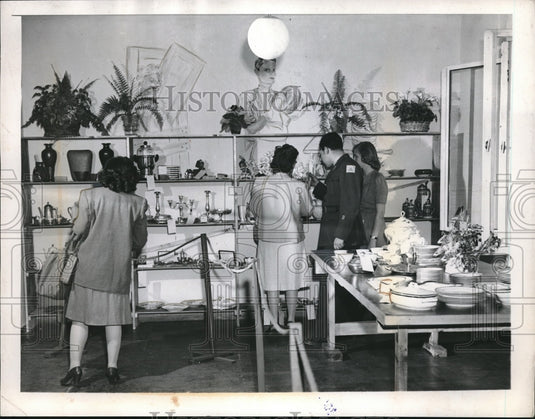 1946 Press Photo A group of people examine a store's merchandise - Historic Images
