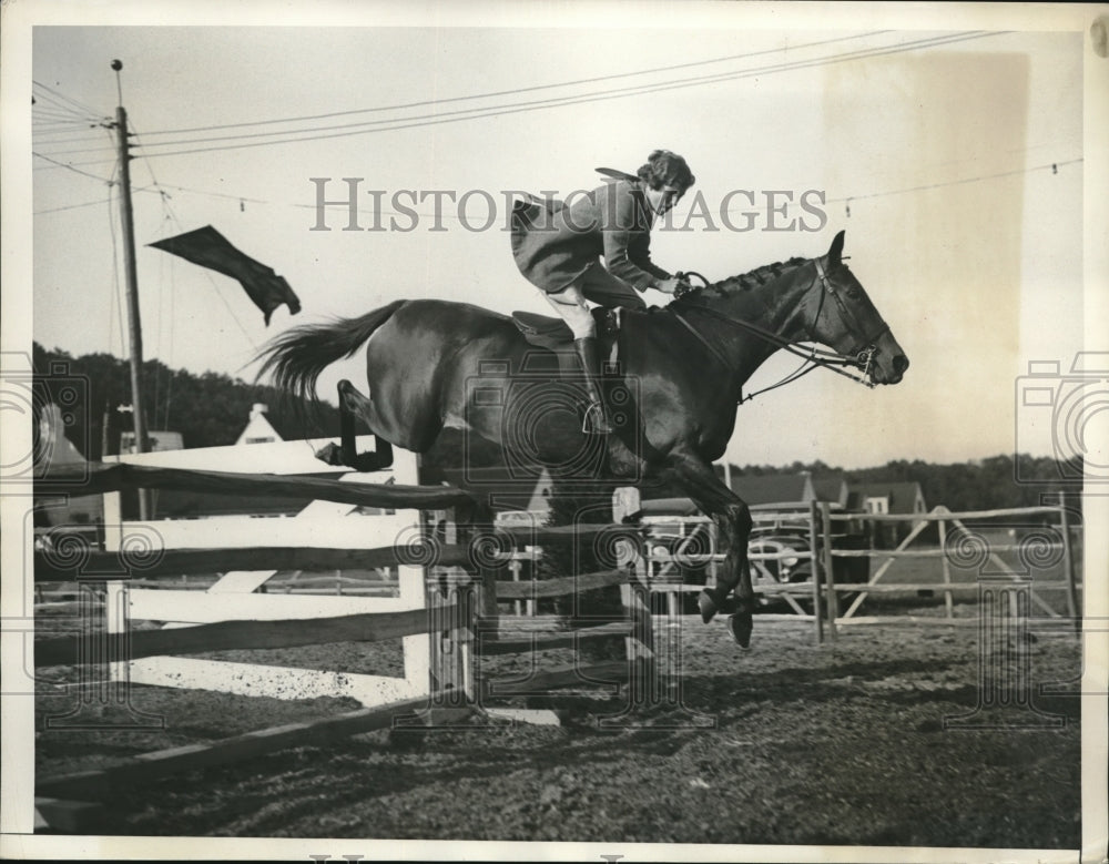 1933 Press Photo Betty West Clears Barrier While Riding Manha - Historic Images