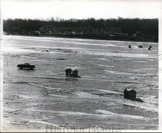 1971 Press Photo Fishermen enter shanties after ride on ice - neb86631 - Historic Images