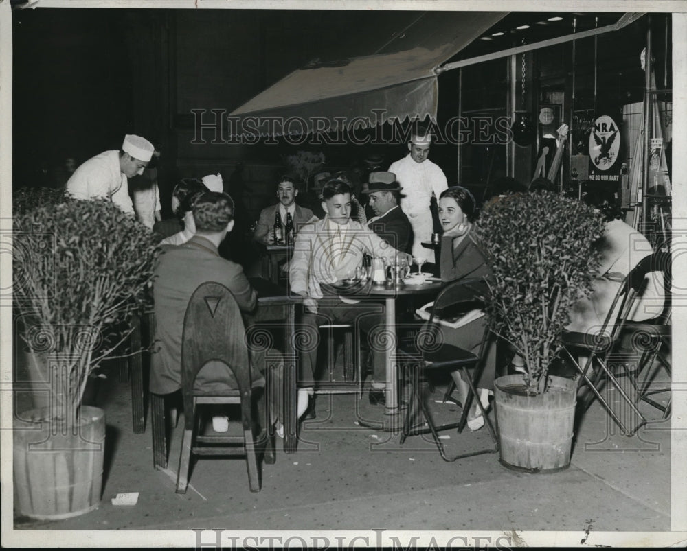 1933 Press Photo Scene at a NYC sidewalk cafÃƒÆ’Ã†€™Ãƒ€ Ã¢‚¬ÃƒÆ’Ã¢‚¬Å¡Ãƒ€šÃ‚© in the evening-Historic Images