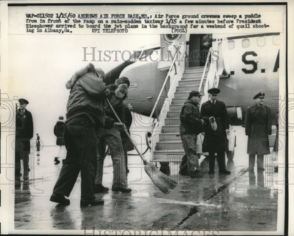 1960 Press Photo Andres AFB, Md Air Force ground crew clears walk for President-Historic Images