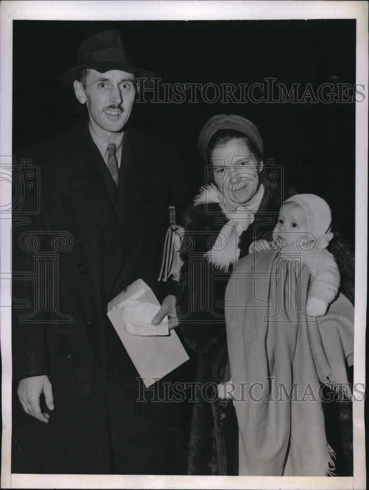 1943 Press Photo NYC, Mr &amp; Mrs Robbins Stron repatriated by Japanese- Historic Images