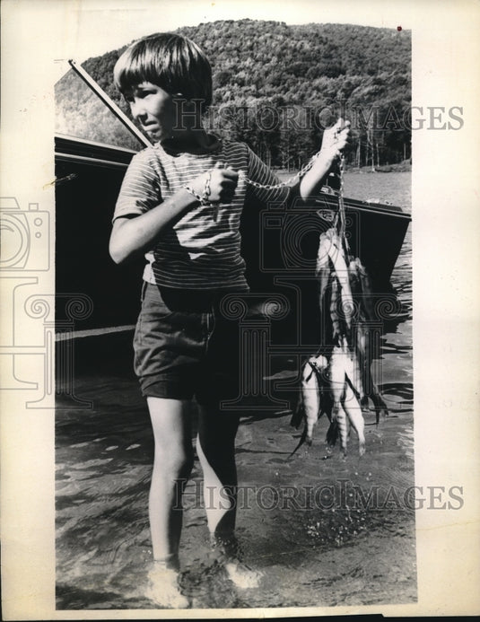 1974 Press Photo Peter Smith holds up the 32 perch he caught, Allegheny, PA-Historic Images
