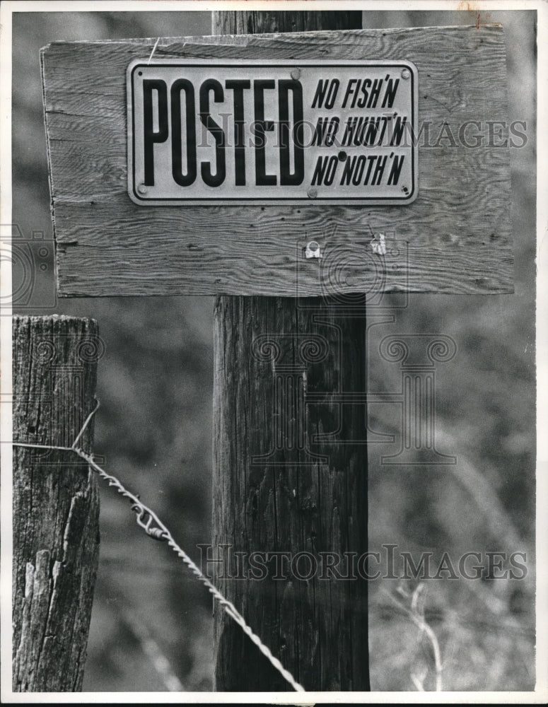 1971 Press Photo Sign posted on the edge of land belonging to John Nogeru-Historic Images