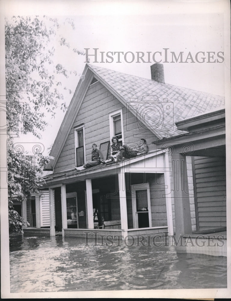 1947 Press Photo Marooned Family on Porch Roof of Homed Flooded in Ottumwa, LA-Historic Images