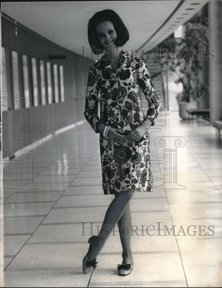 1966 Press Photo Model Wearing Cotton Suit From Catalina Styled in Floral Print - Historic Images