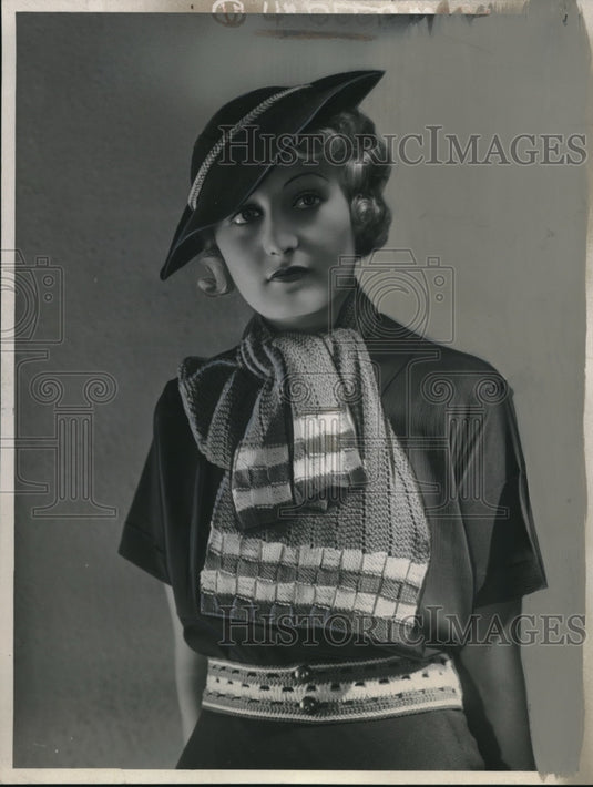 1934 Press Photo woman modeling a knitted scarf and crocheted belt - Historic Images