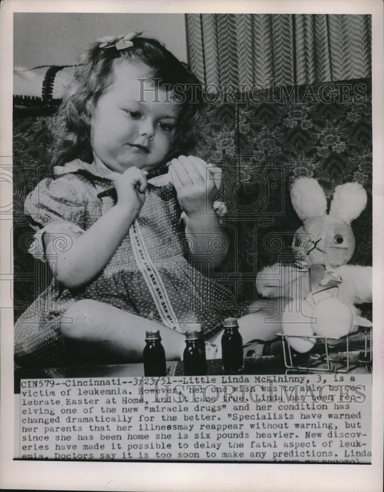 1951 Press Photo Linda McElhinny, 3, Victim Of Leukemia Paints Easter Egg - Historic Images