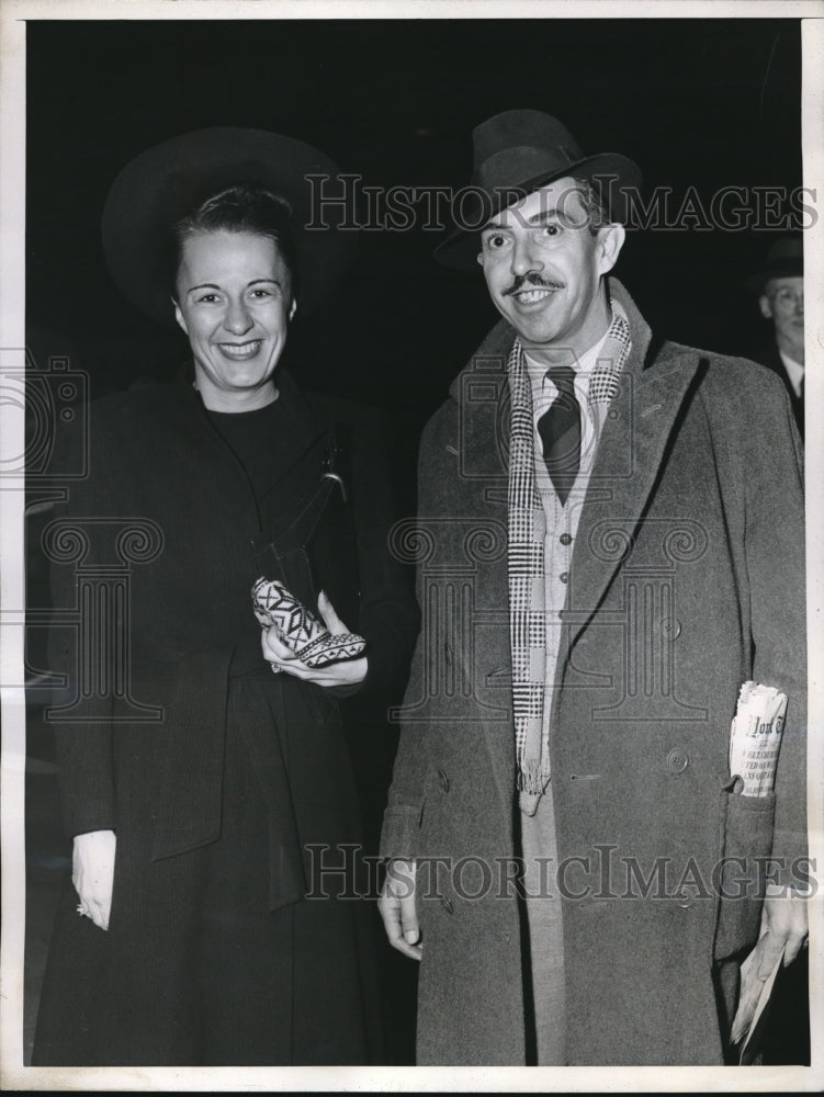 1943 Press Photo Mr &amp; Mrs Allen Runuell Seized by Japanese in New York Now - Historic Images