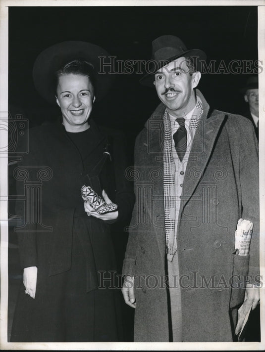 1943 Press Photo Mr & Mrs Allen Runuell Seized by Japanese in New York Now - Historic Images